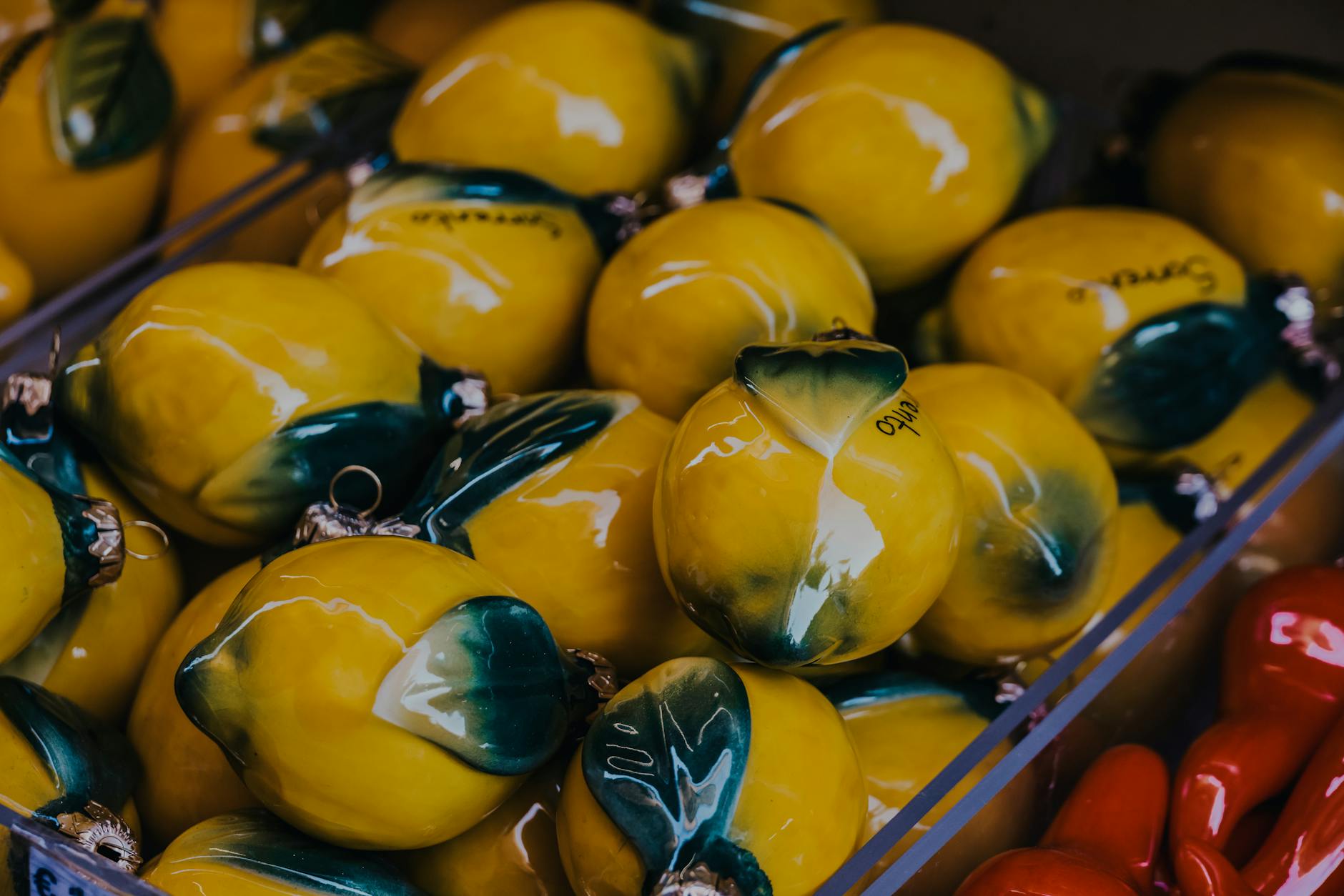 Una disposizione di limoni vivaci e maturi su uno sfondo giallo, catturando l'artigianalità artistica in un'impostazione di mercato.